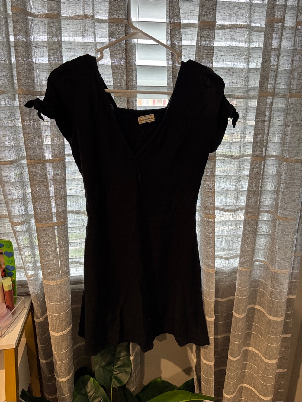 Abercrombie & Fitch Black V‑Neck Short Sleeve Dress